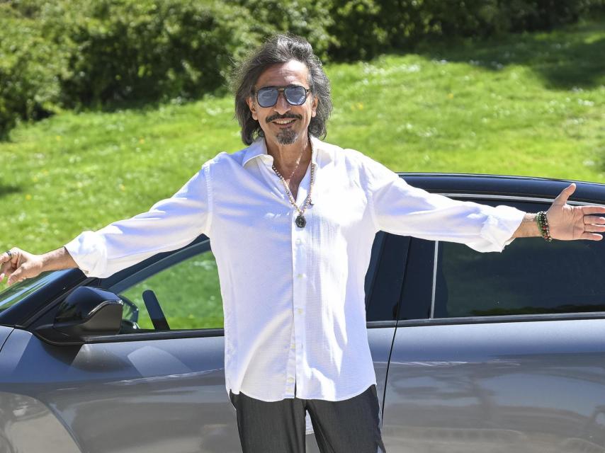 Antonio Carmona, feliz, posando con el nuevo modelo de Citroën.