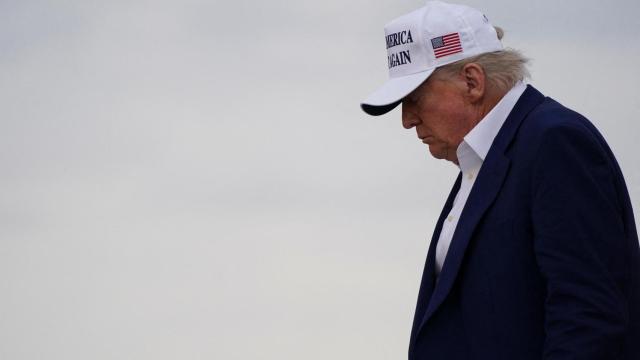 El presidente de Estados Unidos, Donald Trump, desembarca del Air Force One a su llegada a la Base Andrews.