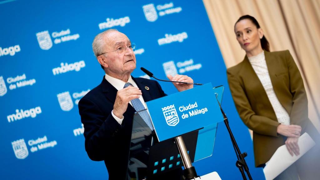 Francisco de la Torre, alcalde de Málaga, junto a Elisa Pérez de Siles, portavoz del equipo de gobierno del PP.
