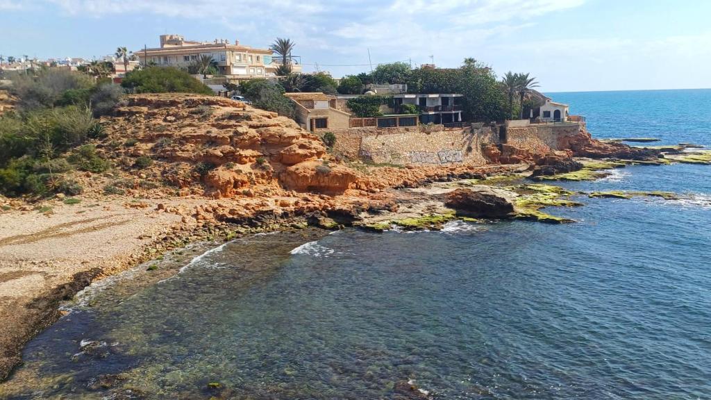 La Cala de la Zorra en Torrevieja, este martes.