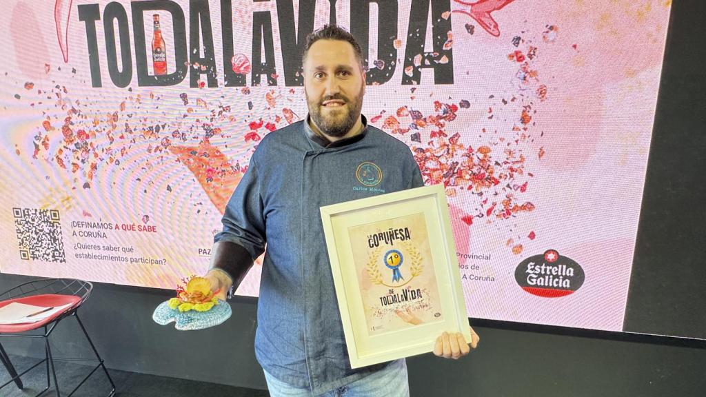 El ganador posa con sus premios.