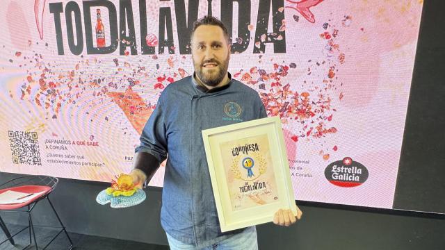 El ganador posa con sus premios.