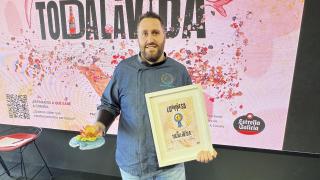 El ganador posa con sus premios.