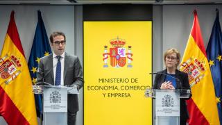 El ministro de Economía, Carlos Cuerpo, y la comisaria de Servicios Financieros, Maria Luis Alburquerque, durante su reunión este lunes en Madrid
