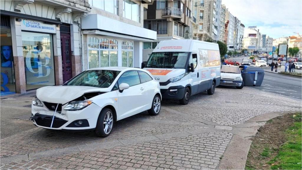 Accidente en la avenida de Linares Rivas (A Coruña): colisión entre dos coches sin heridos