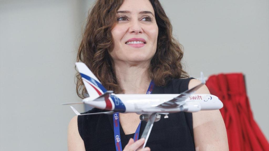 La presidenta de la Comunidad de Madrid, Isabel Díaz Ayuso, visita el hangar de la compañía Swiftair, en julio de 2023.
