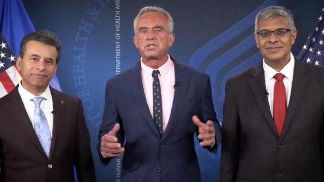 En el centro, el secretario de Salud de Estados Unidos, Robert Kennedy Jr, durante el anuncio de la medida.