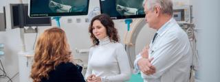 La presidenta de la Comunidad de Madrid, Isabel Díaz Ayuso, durante la visita a la nueva Unidad de Endoscopia de Digestivo del Hospital público Universitario Puerta de Hierro Majadahonda.