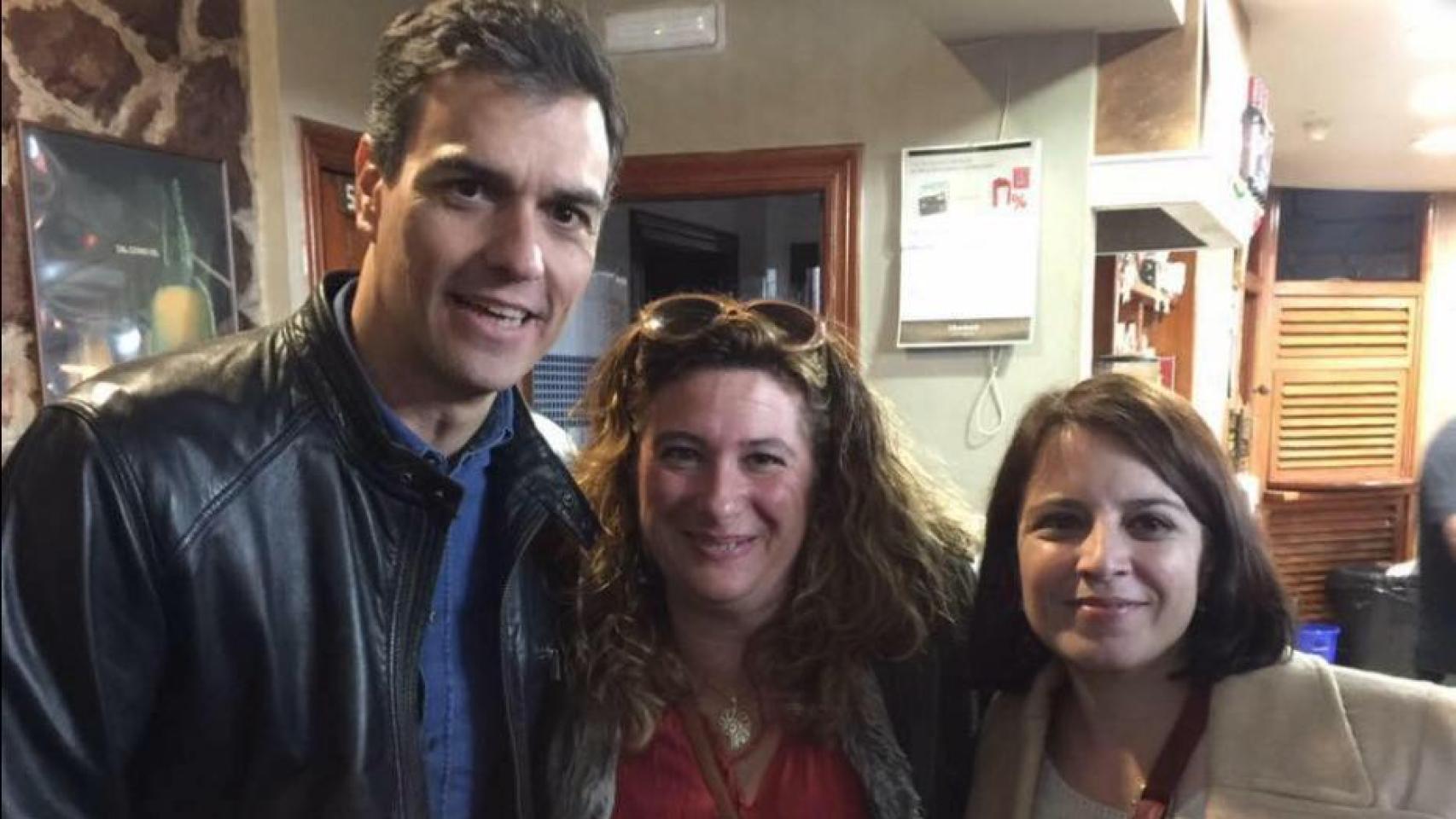Leire Díez junto a Adriana Lastra y Pedro Sánchez.