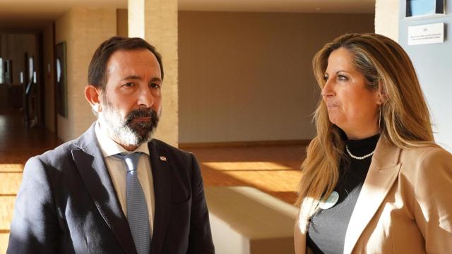. Los dos procuradores expulsados de Vox, Javier Teira y Ana Rosa Hernando, comparecen ante los medios en las Cortes