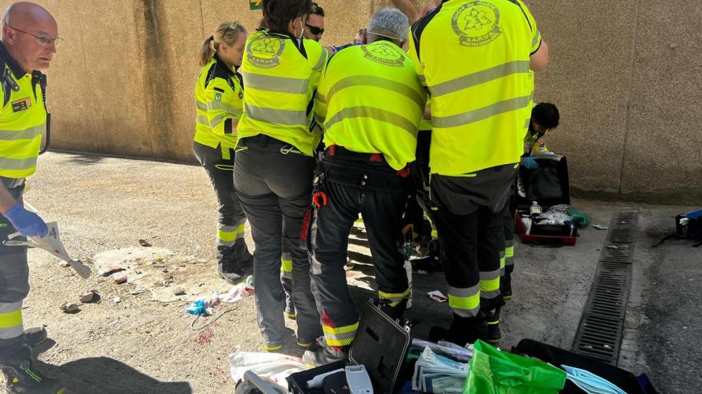 Los equipos de emergencia trabajando tras la caída.