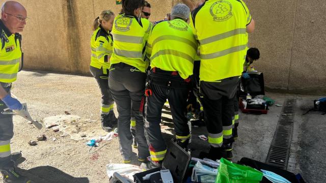Los equipos de emergencia trabajando tras la caída.
