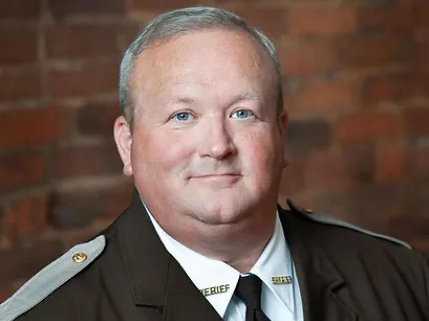 El sheriff indultado.