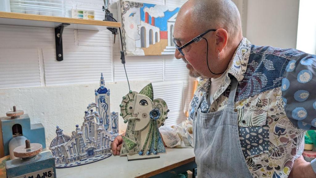 Morán Berrutti en su taller en Alicante con algunas de las cerámicas que crea en él.