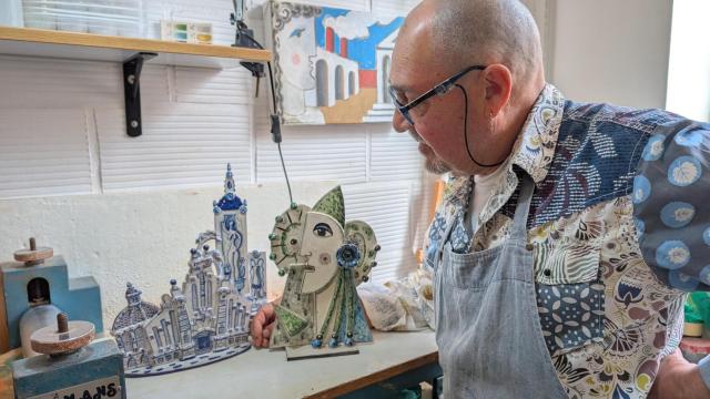 Morán Berrutti en su taller en Alicante con algunas de las cerámicas que crea en él.