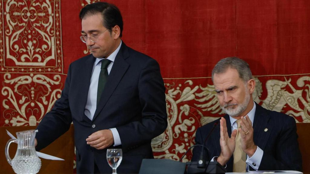 El rey Felipe VI, junto al ministro de Asuntos Exteriores, Unión Europea y Cooperación, José Manuel Albares, durante la entrega este martes de los despachos de secretario de embajada.