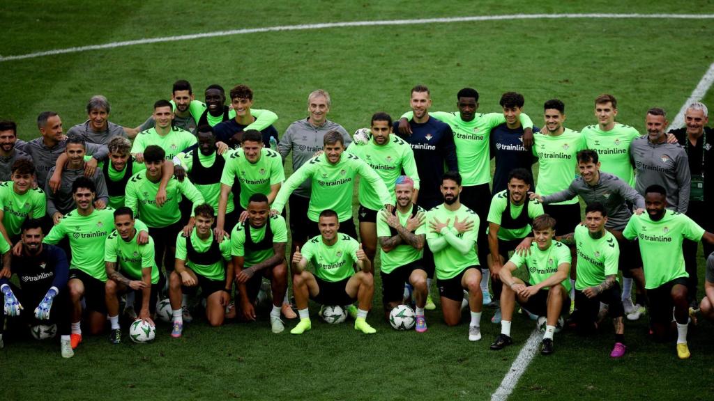 Los jugadores del Betis, en el último entrenamiento antes de la final de la Conference League.