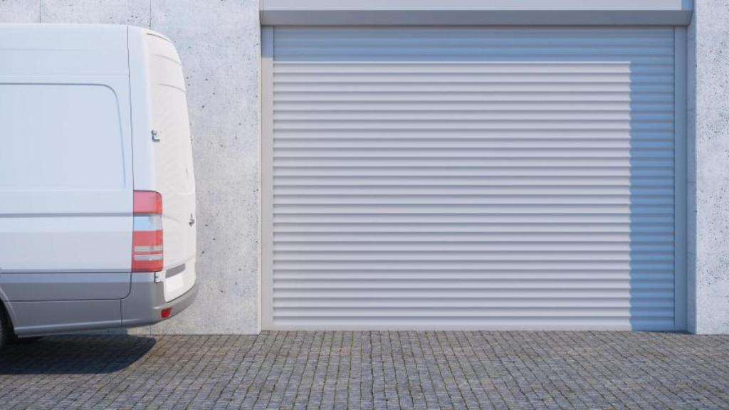 Aparcar frente a tu propio garaje puede salirte muy caro: el motivo por el que podrían multarte con esta cantidad