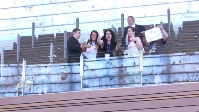 Momento de la expulsión del grupo de vecinos de La Bañeza del pleno de las Cortes de este martes