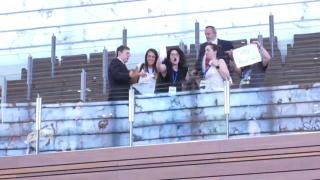 Momento de la expulsión del grupo de vecinos de La Bañeza del pleno de las Cortes de este martes