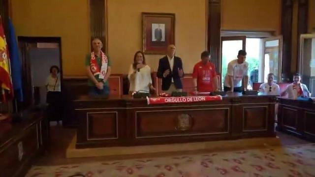 El alcalde de León se arranca con el cántico de pucelano el que no bote