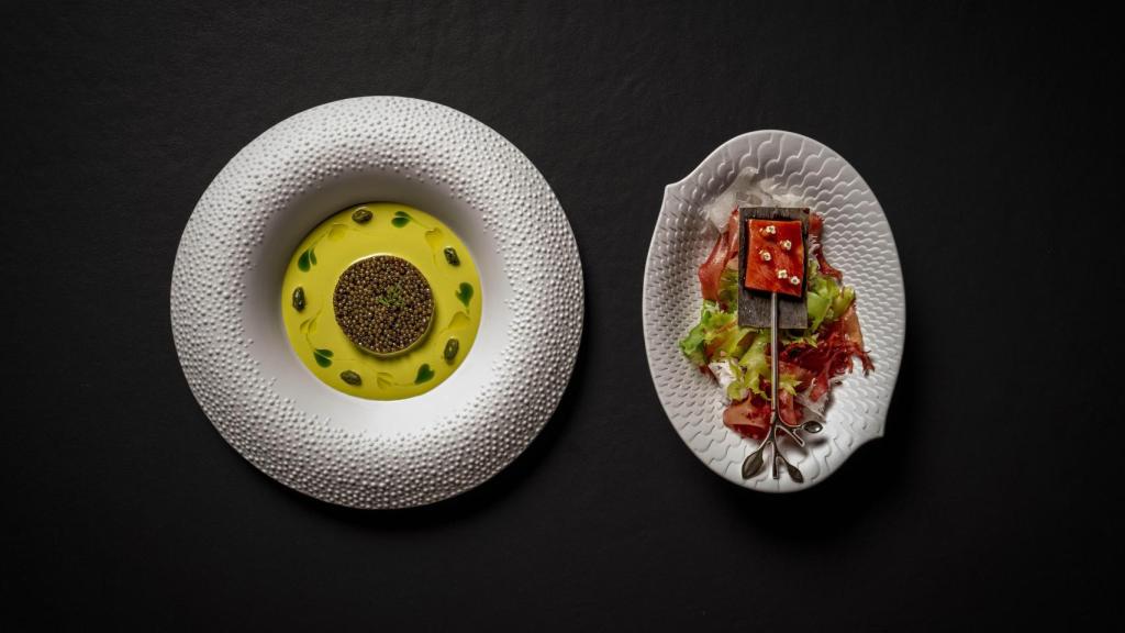 Atún, caviar y pistacho y brocheta de ventresca y bañada con su propia salsa.