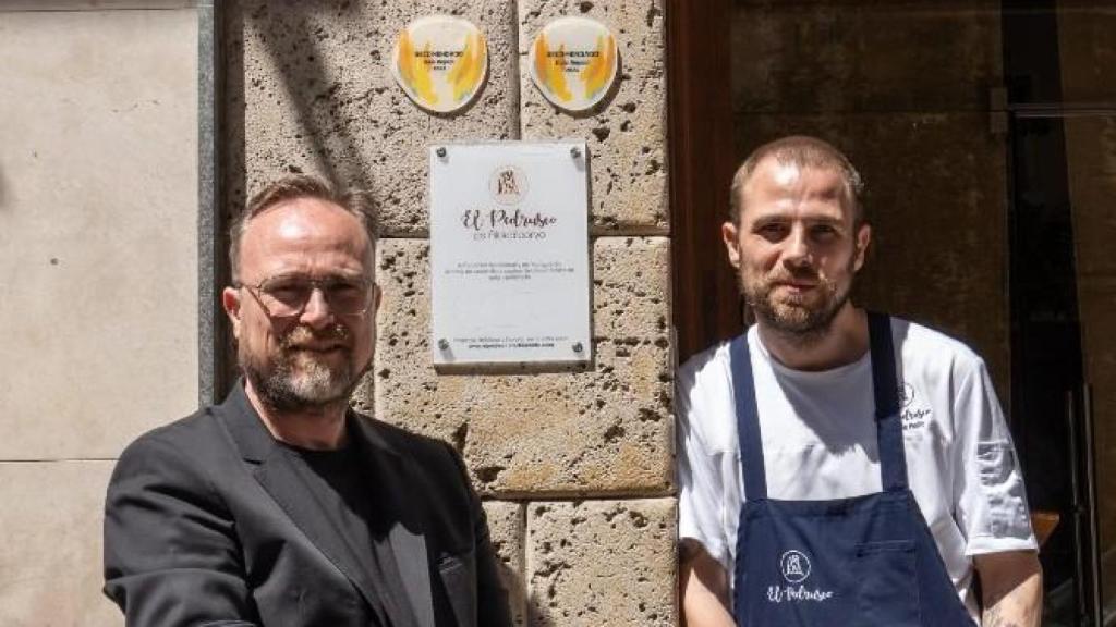 Antonio y Gonzalo de Pedro, al frente de El Pedrusco de Aldealcorvo.