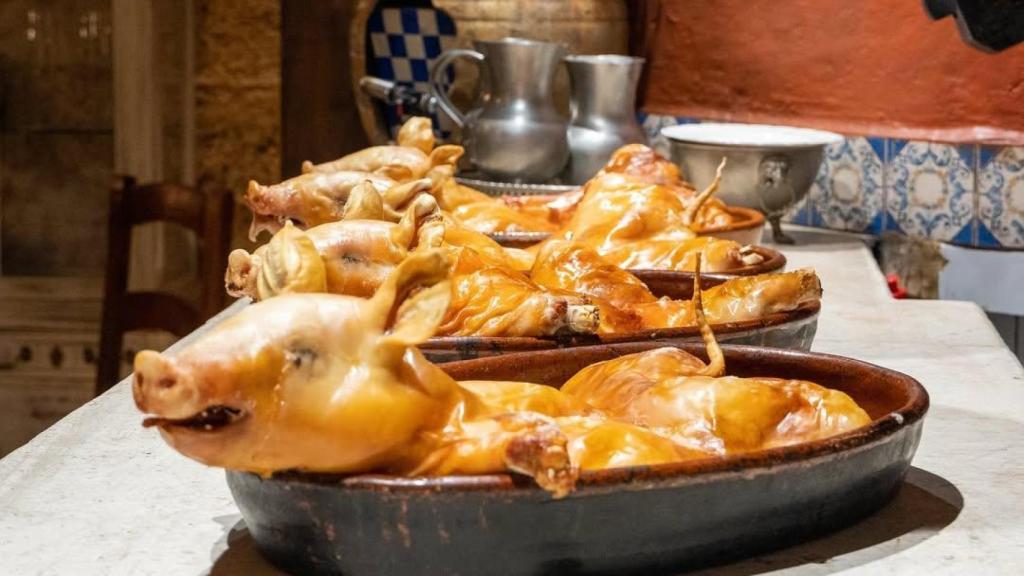 Cochinillo recién salido del horno en El Pedrusco.