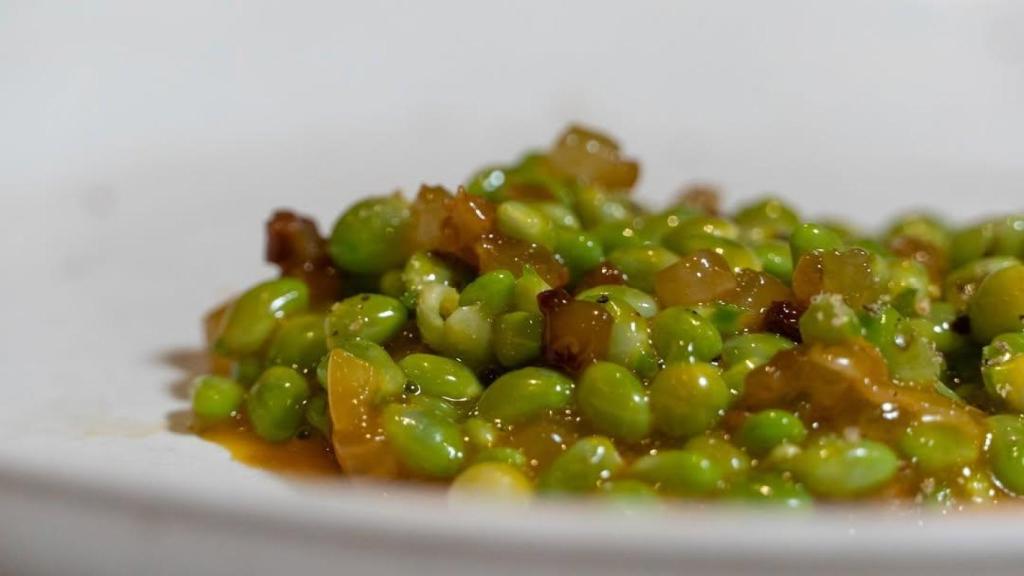 Los guisantes con panceta curada y yema de huevo son uno de sus grandes fuera de carta.