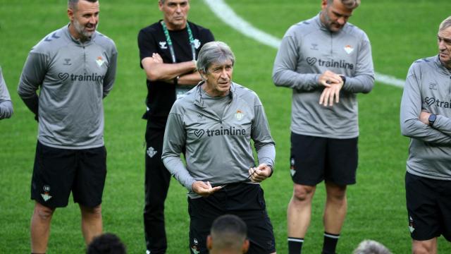 Manuel Pellegrini, en el entrenamiento del Betis antes de la final de la Conference League