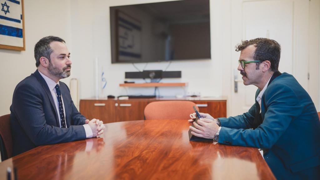Dan Poraz, encargado de negocios de Israel en España, con Alberto D. Prieto, subdirector de EL ESPAÑOL.