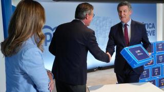 Alberto Núñez Feijóo entrega sus avales para liderar el PP al presidente de la comisión organizadora del congreso, Alfonso Serrano.