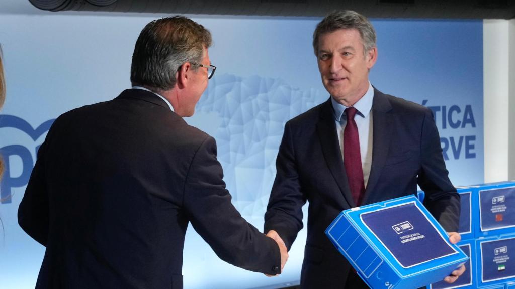 Alberto Núñez Feijóo entrega sus avales para liderar el PP al presidente de la comisión organizadora del congreso, Alfonso Serrano.