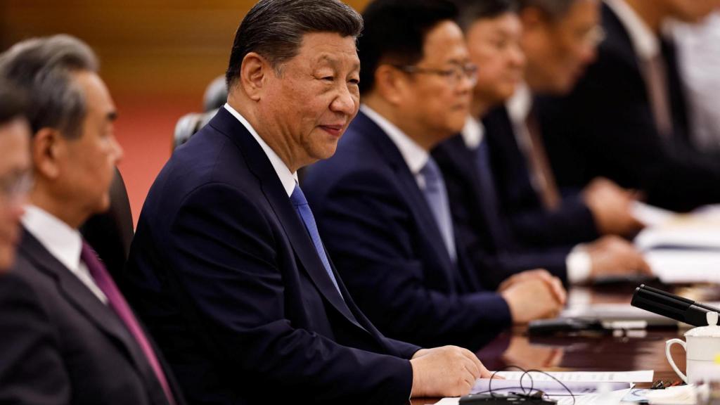 El presidente chino, Xi Jinping, asiste a una reunión con el presidente de Brasil, Luiz Inácio Lula da Silva (no aparece en la imagen), en el Gran Salón del Pueblo en Pekín, China, el 13 de mayo de 2025.