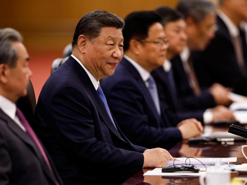 El presidente chino, Xi Jinping, asiste a una reunión con el presidente de Brasil, Luiz Inácio Lula da Silva.