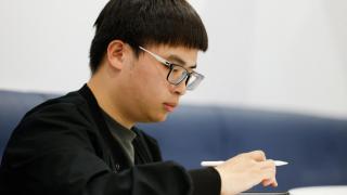 Vince, de 23 años, a quien le ofrecieron admisión en la Universidad de Harvard , se sienta en su mesa en Taipei, Taiwán, el 24 de mayo de 2025.