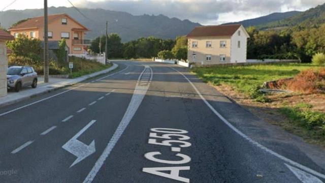 Carretera AC-550, a su paso por Carnota.