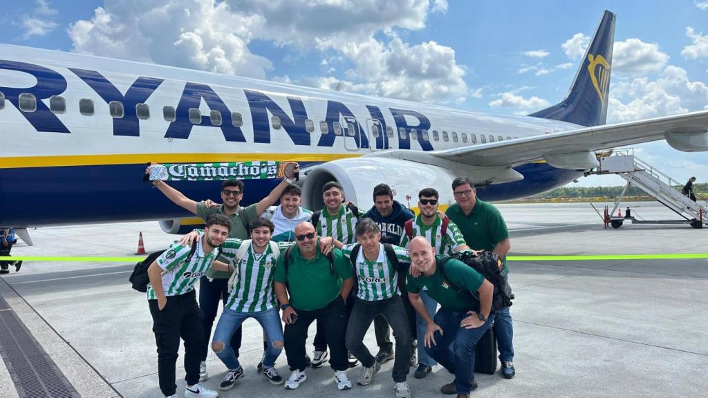 José Manuel Camacho y su grupo de amigos béticos de camino a Breslavia.
