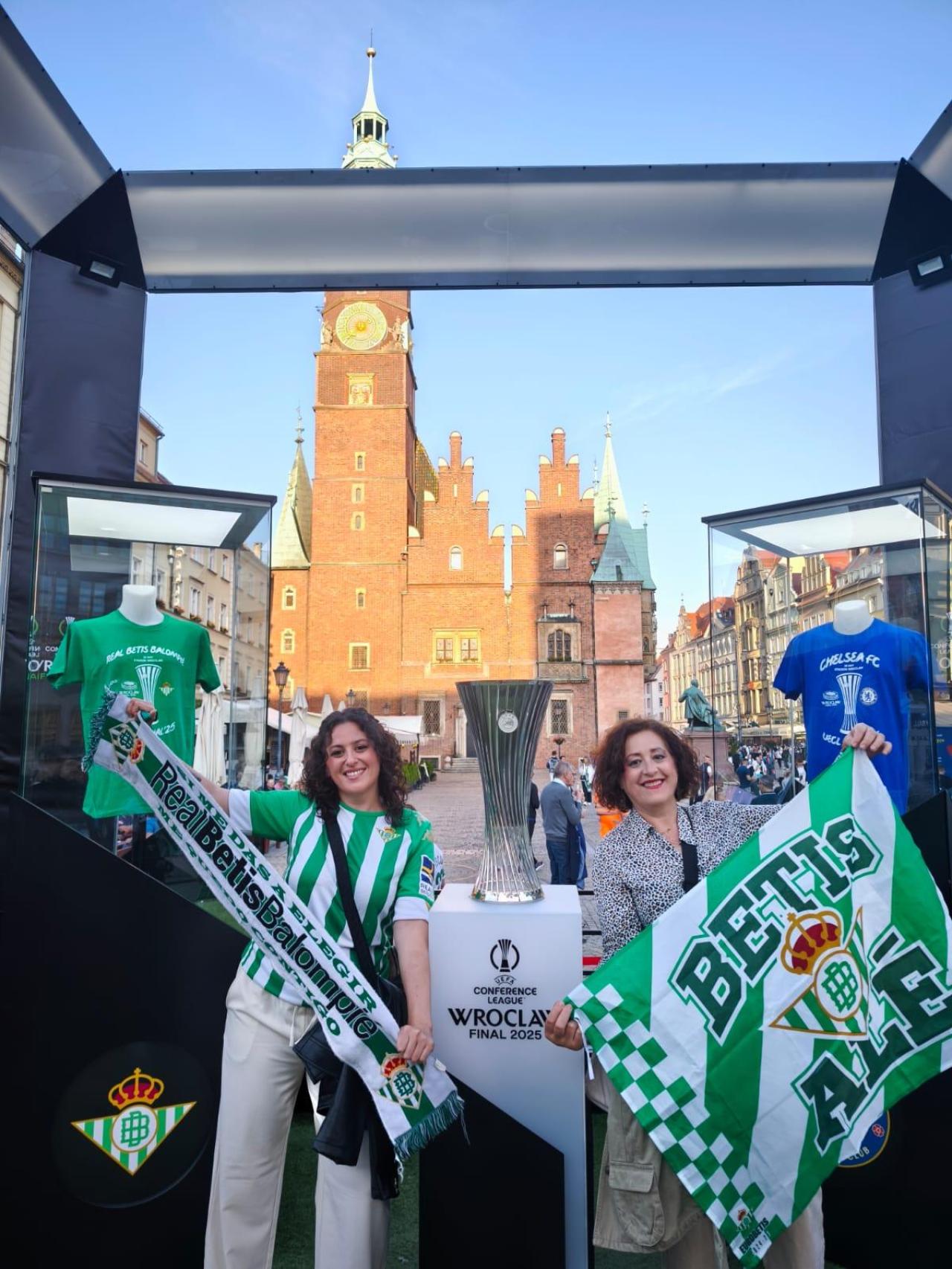 Alba Navas, junto a su madre en Breslavia.