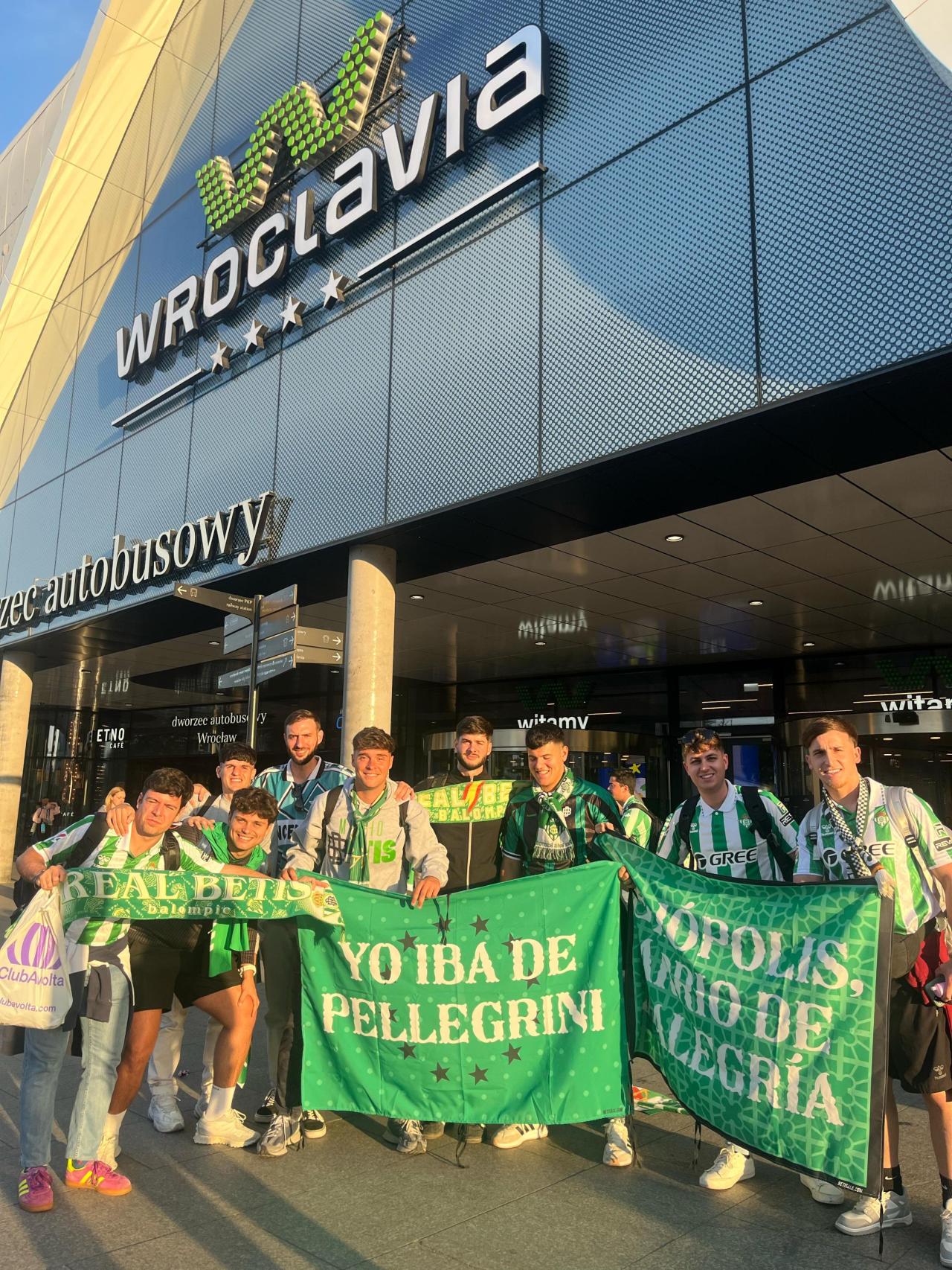 Serafín Núñez, junto al grupo de béticos que lo ha acompañado.