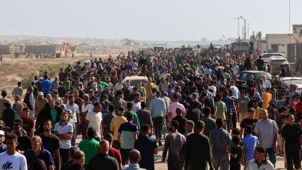 Miles de palestinos acuden a un punto de distribución de ayuda humanitaria en Rafah.