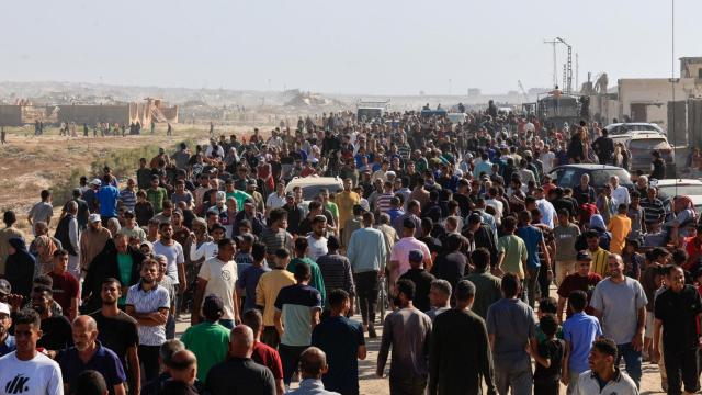 Miles de palestinos acuden a un punto de distribución de ayuda humanitaria en Rafah.