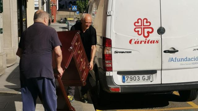 Pompas Fúnebres de La Coruña dona mobiliario a Cáritas Parroquial de O Burgo-Cambre