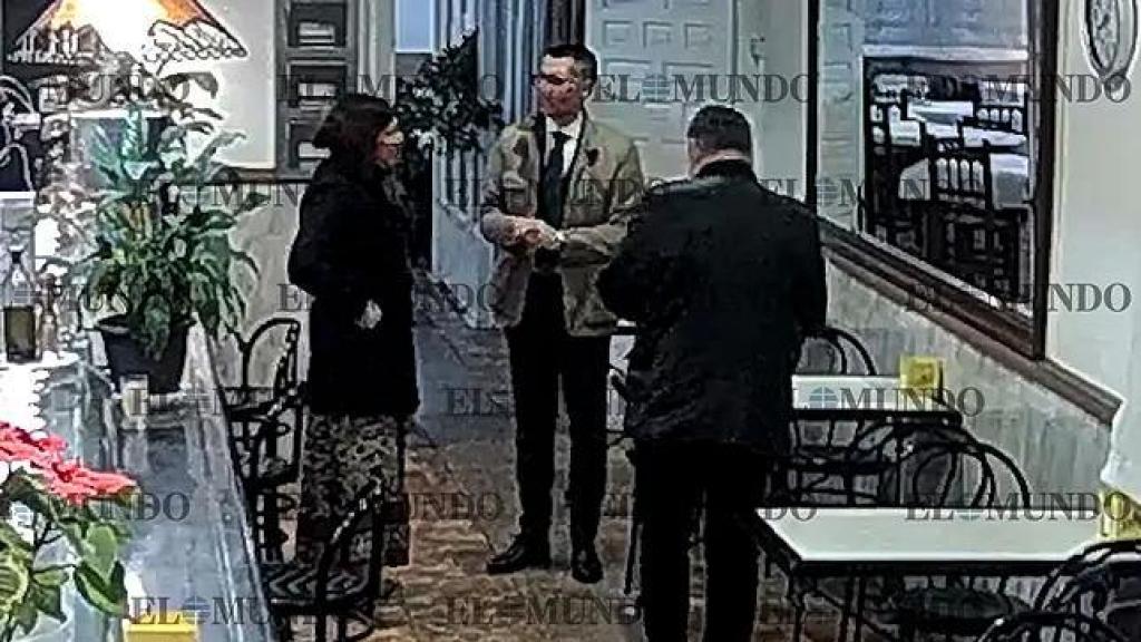 Imagen de 'El Mundo' del encuentro entre Leire Díez y el comandante Villalba, en un restaurante de Leganés.