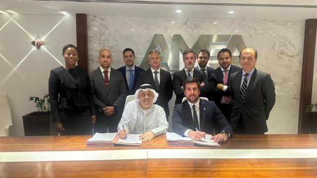 El presidente ejecutivo de Cox, Enrique Riquelme, y el presidente de AMEA Power, Hussain Al Nowais, en la firma del acuerdo para crear una 'joint venture' destinada al desarrollo, ejecución y operación de proyectos estratégicos de infraestructura de agua y energía en las regiones de Oriente Medio y África.