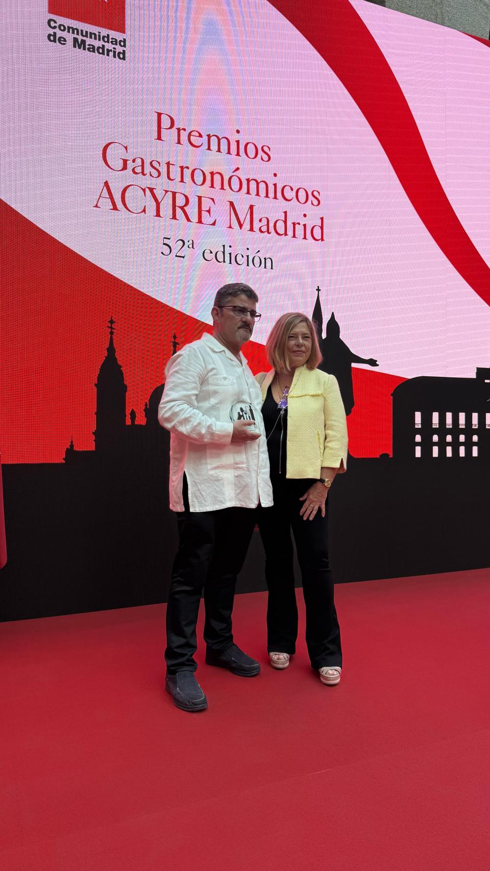 Recogiendo el premio de Acyre la pasada noche del martes Kike Martínez y Beatriz Vinaches, fundadores de Bombas, Lagartos y Cohetes de Vallekas.