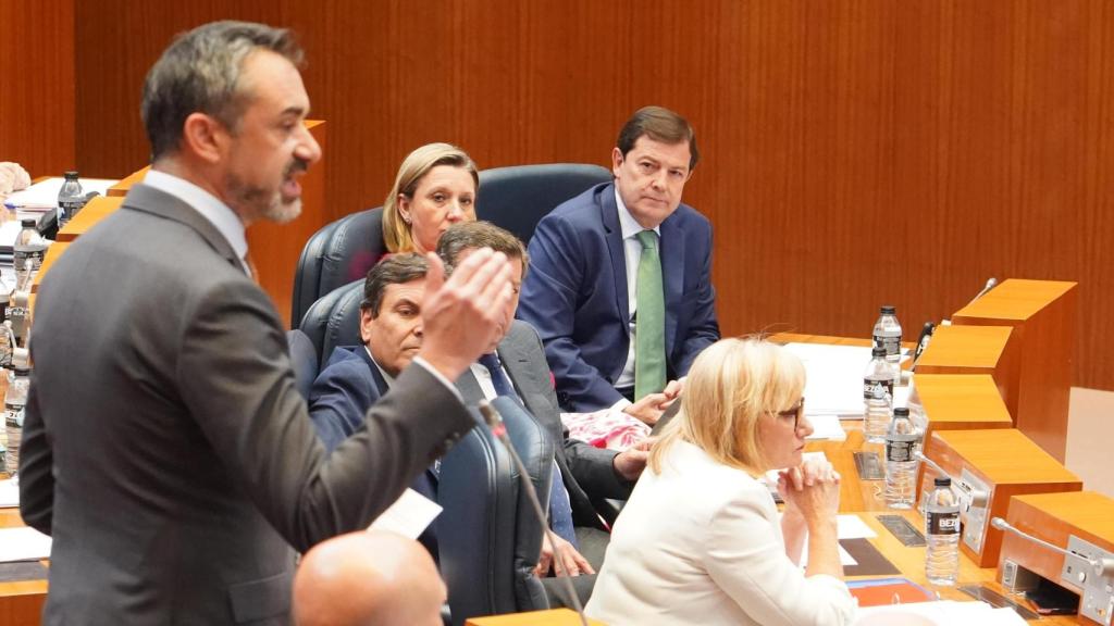 El portavoz de Vox, David Hierro, durante su intervención en el pleno de las Cortes de este martes ante la atenta mirada del presidente de la Junta, Alfonso Fernández Mañueco
