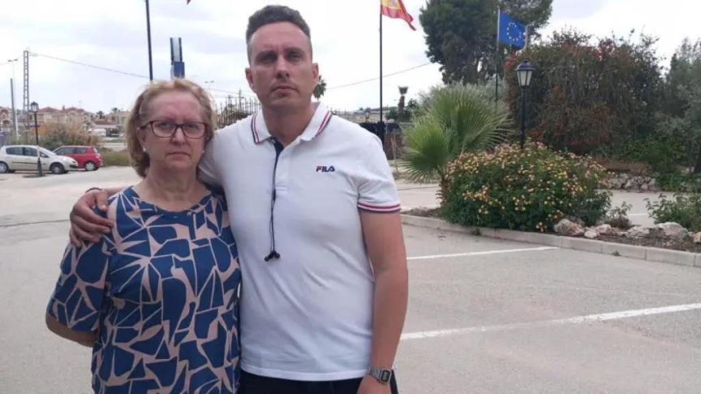 Bernardino, este martes, junto a su madre Mari, esperando noticias de la Policía Nacional sobre el paradero de su hijo.