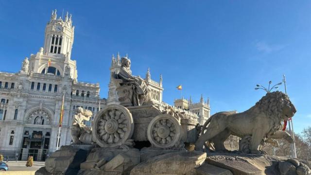 Fuente de Cibeles vaciada por el estudio previo que evalúo su estado.