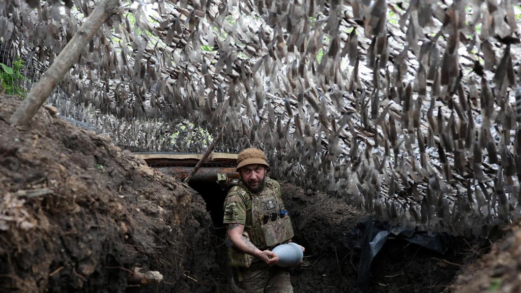 Un soldado ucraniano en una trinchera en el frente de la ciudad de Kupiansk.